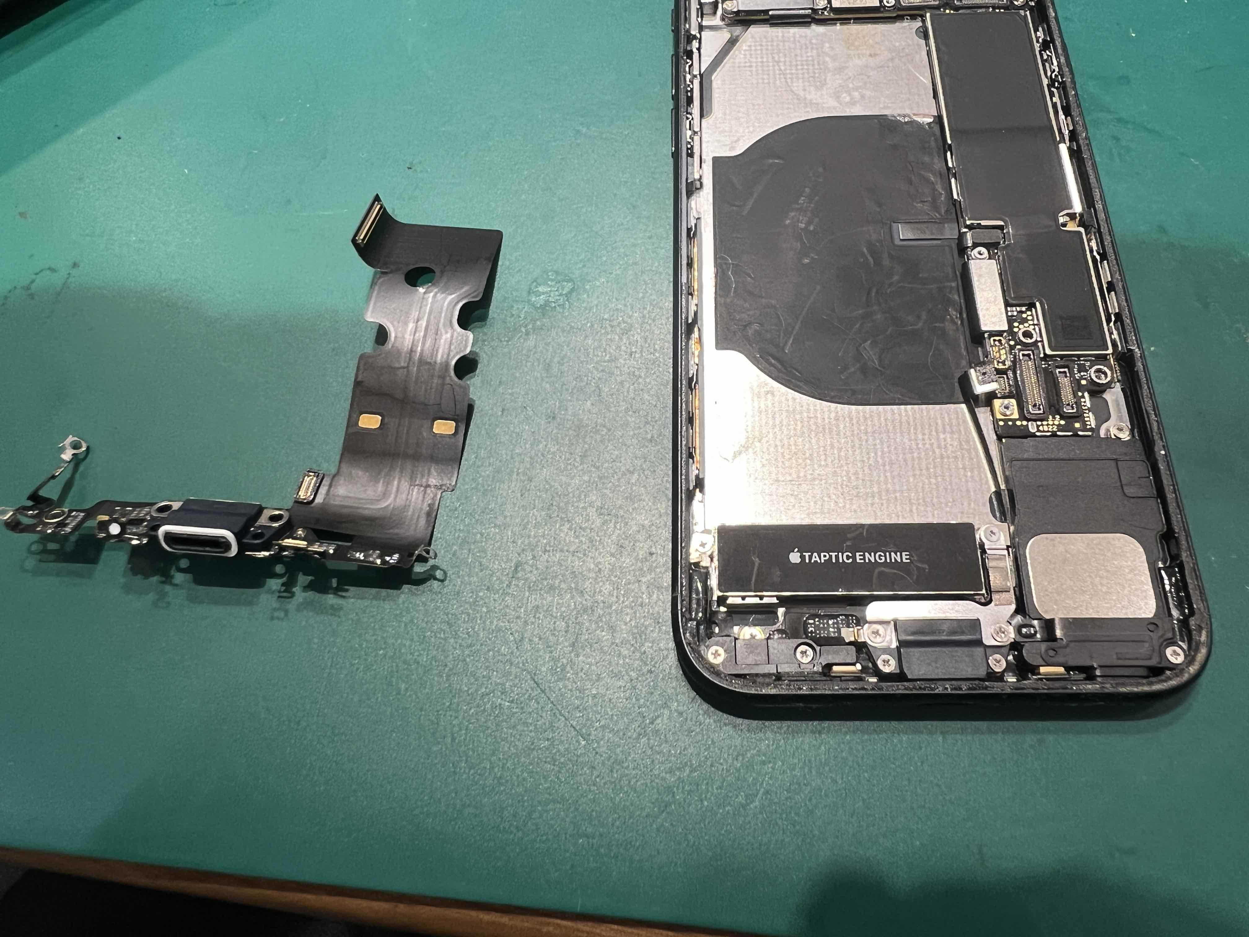 【白金台よりご来店】iPhone SE3の充電口交換修理をご依頼いただきました！